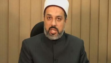 هل يجوز لزوجة الأب تخفيف الملابس أمام ابن زوجها؟.. تعرف على رد أمين الفتوى