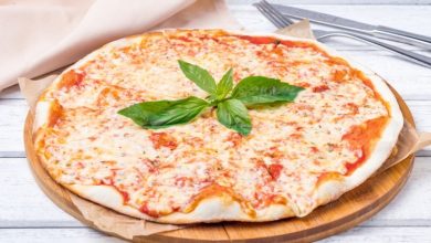 بيتزا مارغاريتا بالصلصة والجبن