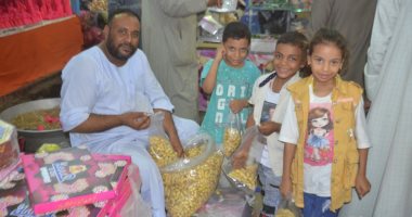 إقبال الأهالى بمدن وقرى الأقصر على شراء حلوى المولد النبوى.. صور