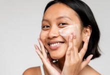 وصفات طبيعية لتنظيف الوجه وترطيبه.. من زيت جوز الهند للزيتون