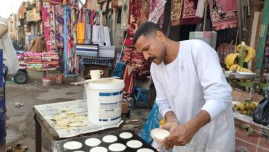 القطايف البلدى بالكوز.. كلمة السر في فرحة شهر رمضان بشوارع الأقصر.. صور