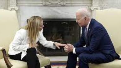 قبلة بايدن لميلونى تثير جدلا خلال لقائهما بالبيت الأبيض.. وصحيفة: غير لائقة