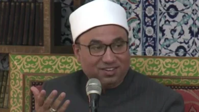 بعد واقعة وزير الأوقاف.. عالم أزهري يوضح حكم تقبيل أيدي العلماء بعد تو