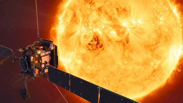 علماء يرصدون جسمًا غامضًا فوق الشمس يشبه "طائرًا ملتهبًا