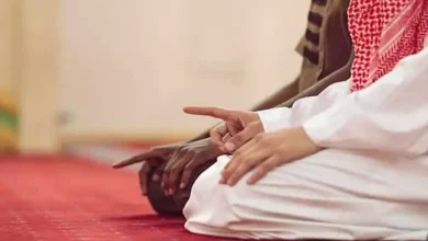 الإمام لا يعطينا فرصة لإكمال التشهد الأخير.. ماذا نفعل؟.. عالم يرد