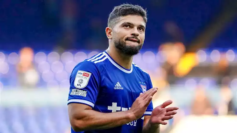 "لأسباب سياسية".. سام مرسي يهاجم إدارة نادي إبسويتش تاون