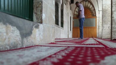 ما مقدار المباعدة بين القدمين أثناء الوقوف في الصلاة؟