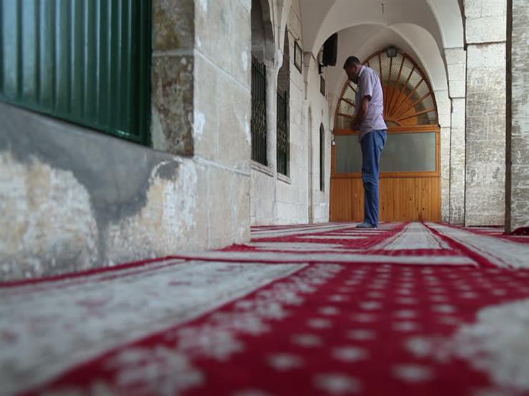 ما مقدار المباعدة بين القدمين أثناء الوقوف في الصلاة؟