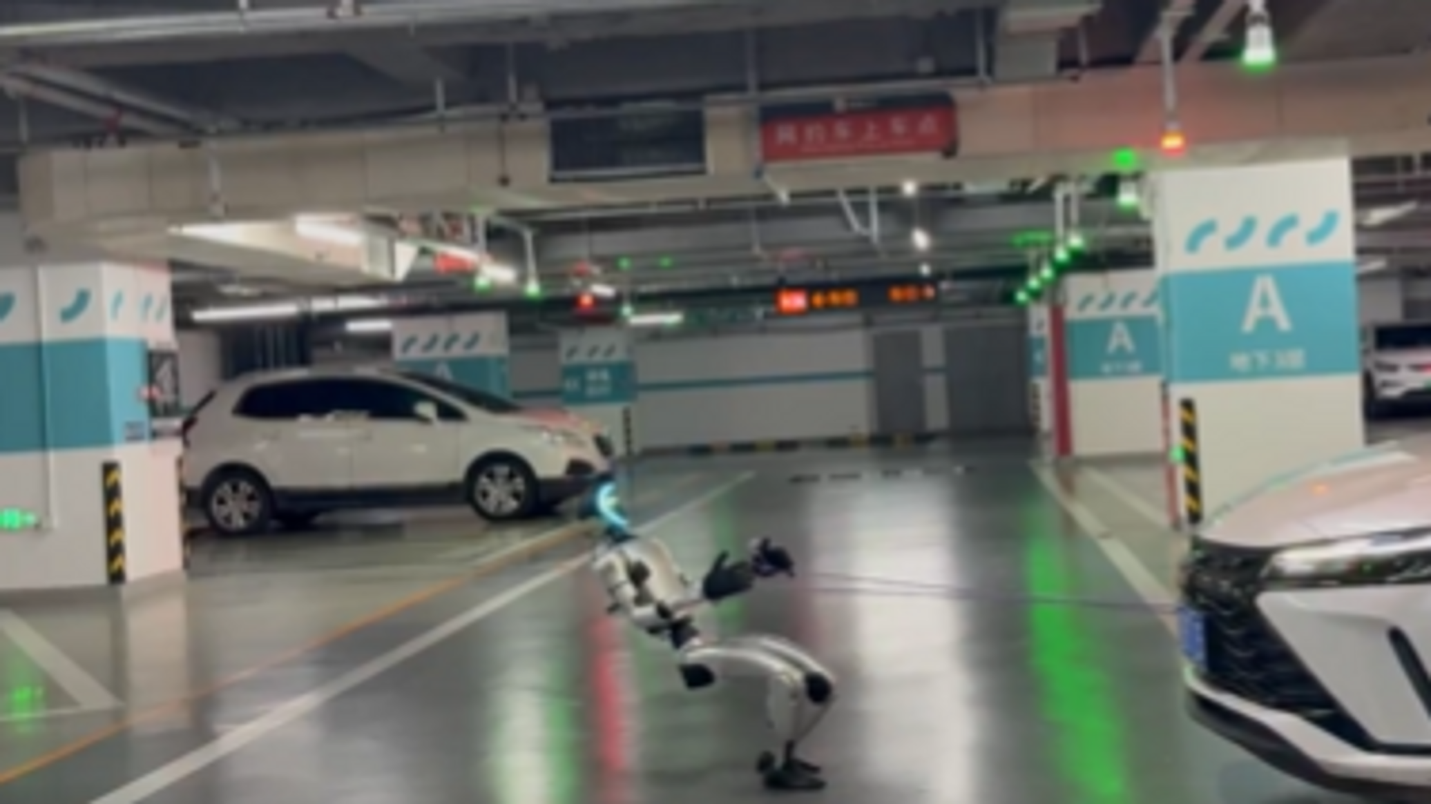 الروبوت الصيني يدهش العالم بقدرته على سحب سيارة تزن 1.4 طن... فيديو