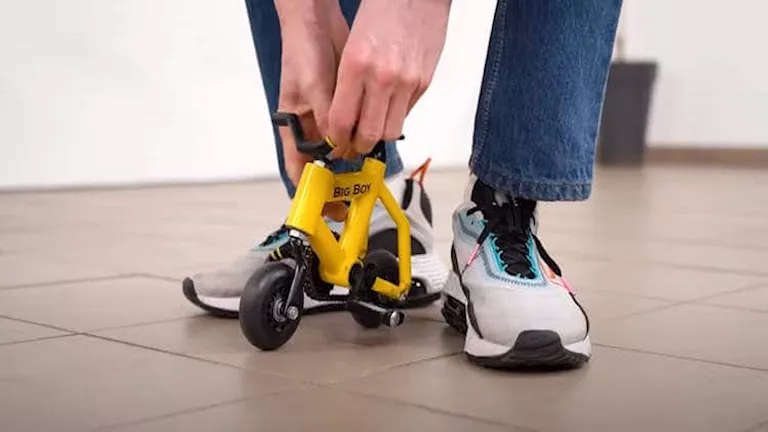 رجل يدخل موسوعة "جينيس" بأصغر دراجة في العالم (فيديو)