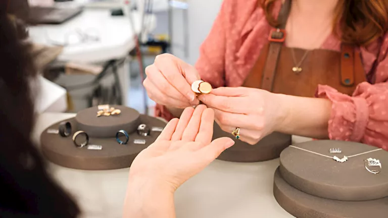 الذهب اليوم في مصر يعكس اتجاهه النزولي ويرتفع بالتعاملات المسائية