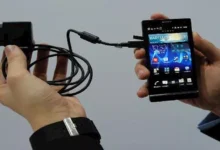 ما مخاطر ترك الشواحن موصولة بالكهرباء أثناء النوم أو عند مغادرة المنز