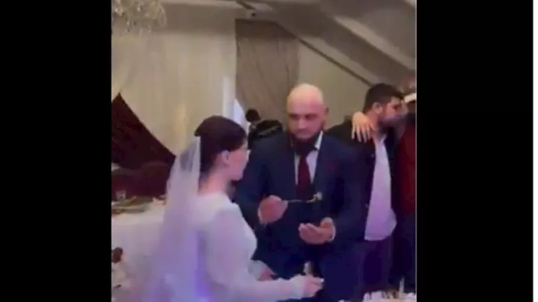 مشهد مفاجئ يربك العروس خلال حفل زفافها