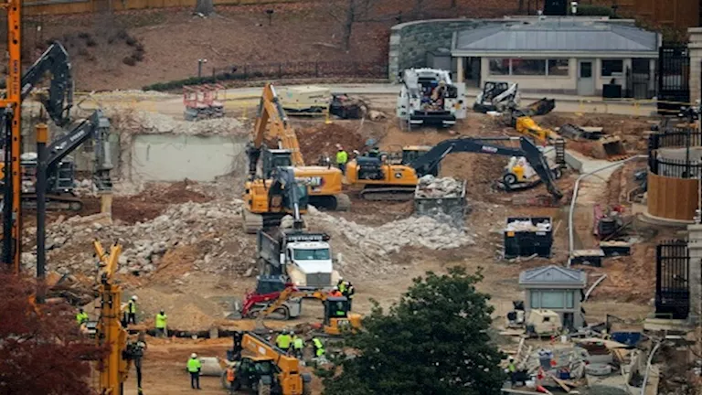 بتكلفة 300 مليون دولار.. 5 صور ترصد أعمال البناء في قاعة الرقص بالبيت