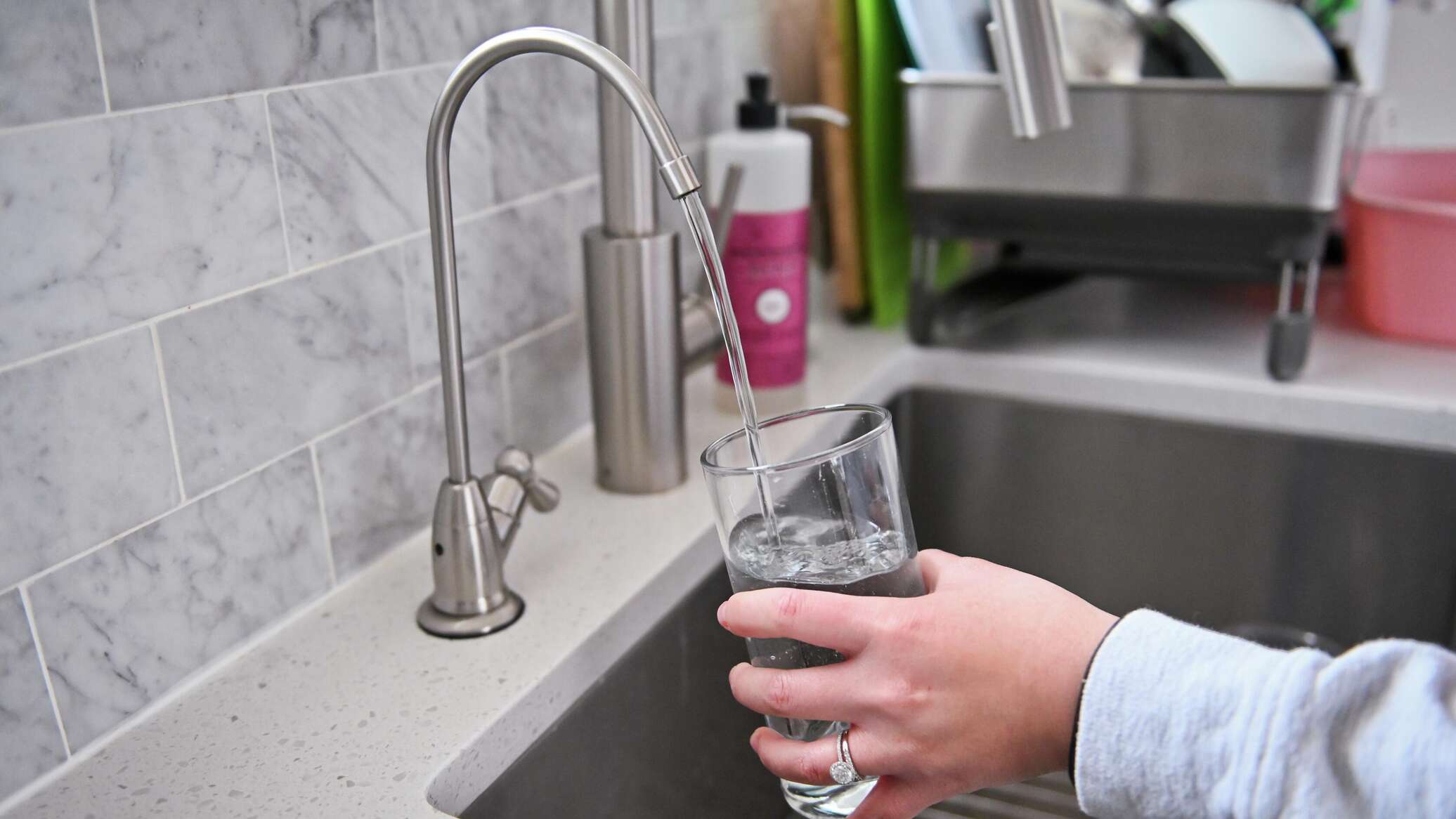 طريقة بسيطة تقضي على 90% من الجزيئات البلاستيكية الدقيقة في ماء الصنبور