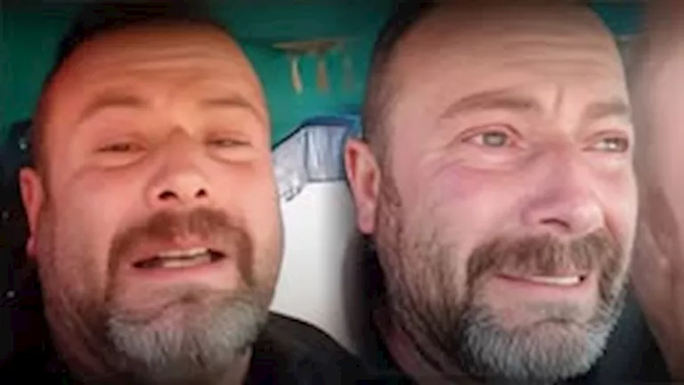 لحظات مرعبة .. رجل يحرق نفسه في بث مباشر