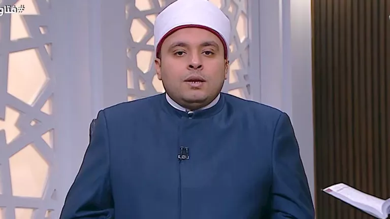 هل يجوز إعطاء الابن المحتاج من زكاة مال الأم؟.. أمين الفتوى يجيب