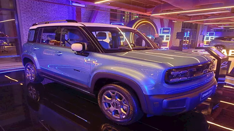 بنفس السعر.. تشتري رينو كارديان التقليدية أم شيفرولية سبارك الكهربائية