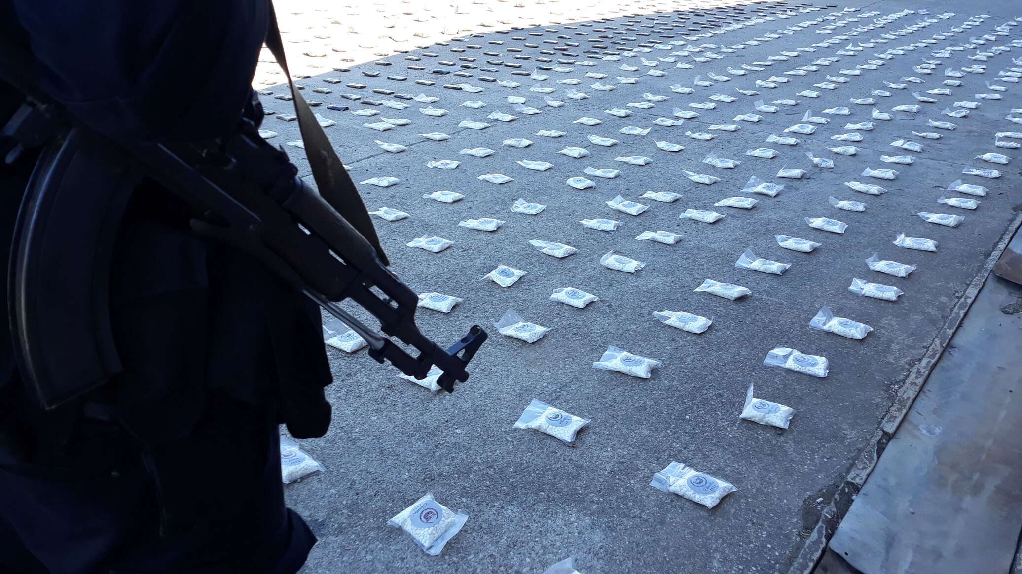 العراق يعلن إحباط مخطط شبكة دولية لتجارة المخدرات بالتعاون مع الكويت