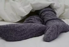 تدفئة القدمين قبل النوم.. سر بسيط لنوم أعمق وأسرع