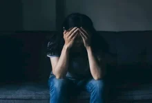 دراسة: اكتئاب الأم قد يزيد خطر التوحد لدى الأطفال