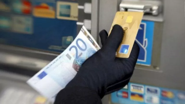 سرقة بالملايين في 10 دقائق.. تفكيك شبكة اخترقت ماكينات الصراف الآلي في